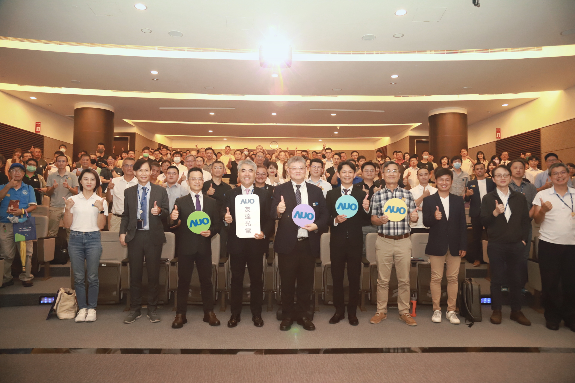 友達光電邀請領域專家共研再生能源發展、電力需求及建築物減碳等議題進行交流，盼共擘綠色永續生態圈的嶄新契機