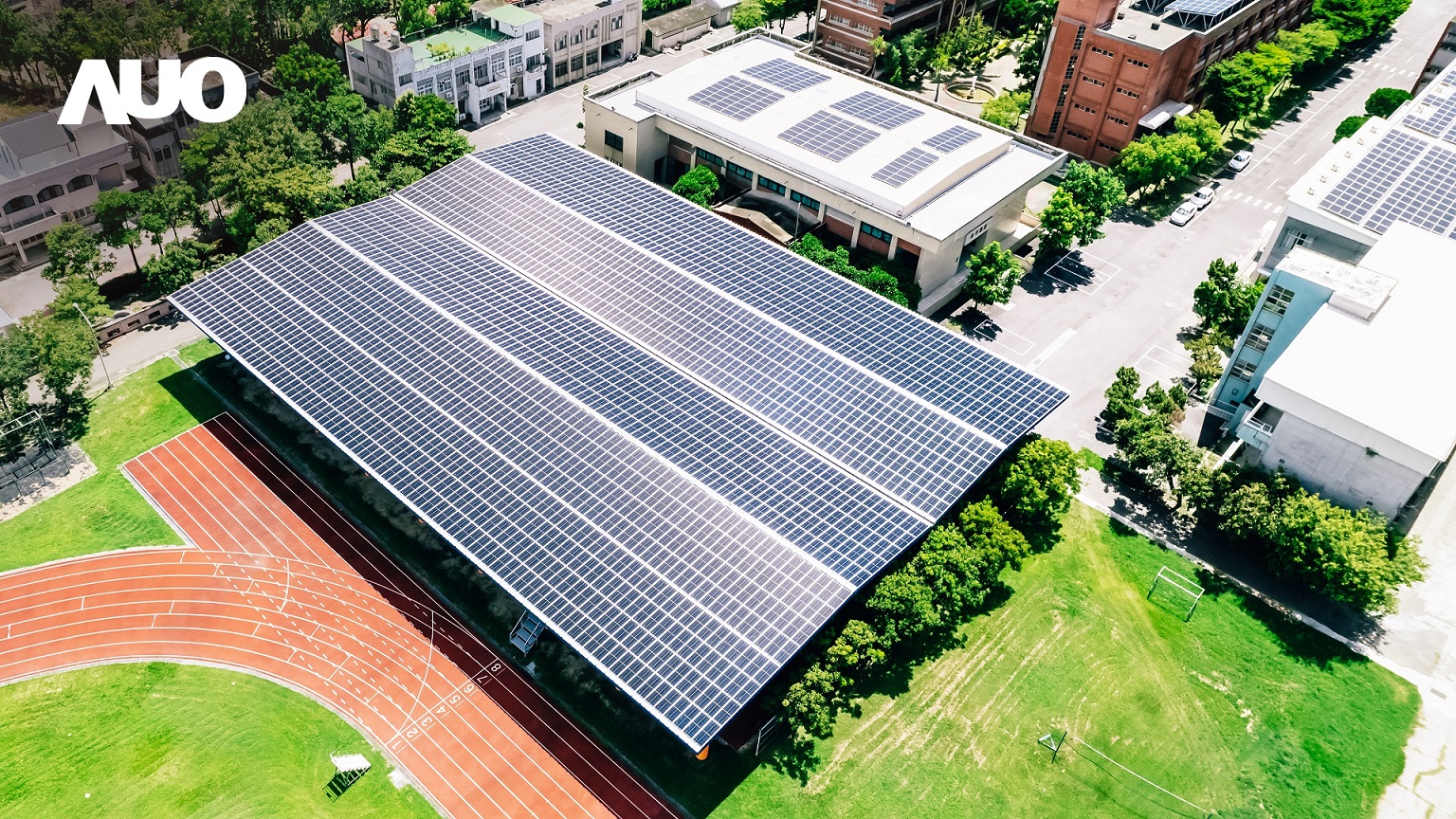 友達SunSteel光電整合型浪板具備快速安裝、輕量化優勢，可提升15%發電效能，通過國際IEC與國內VPC認證安全、防漏、耐候標準