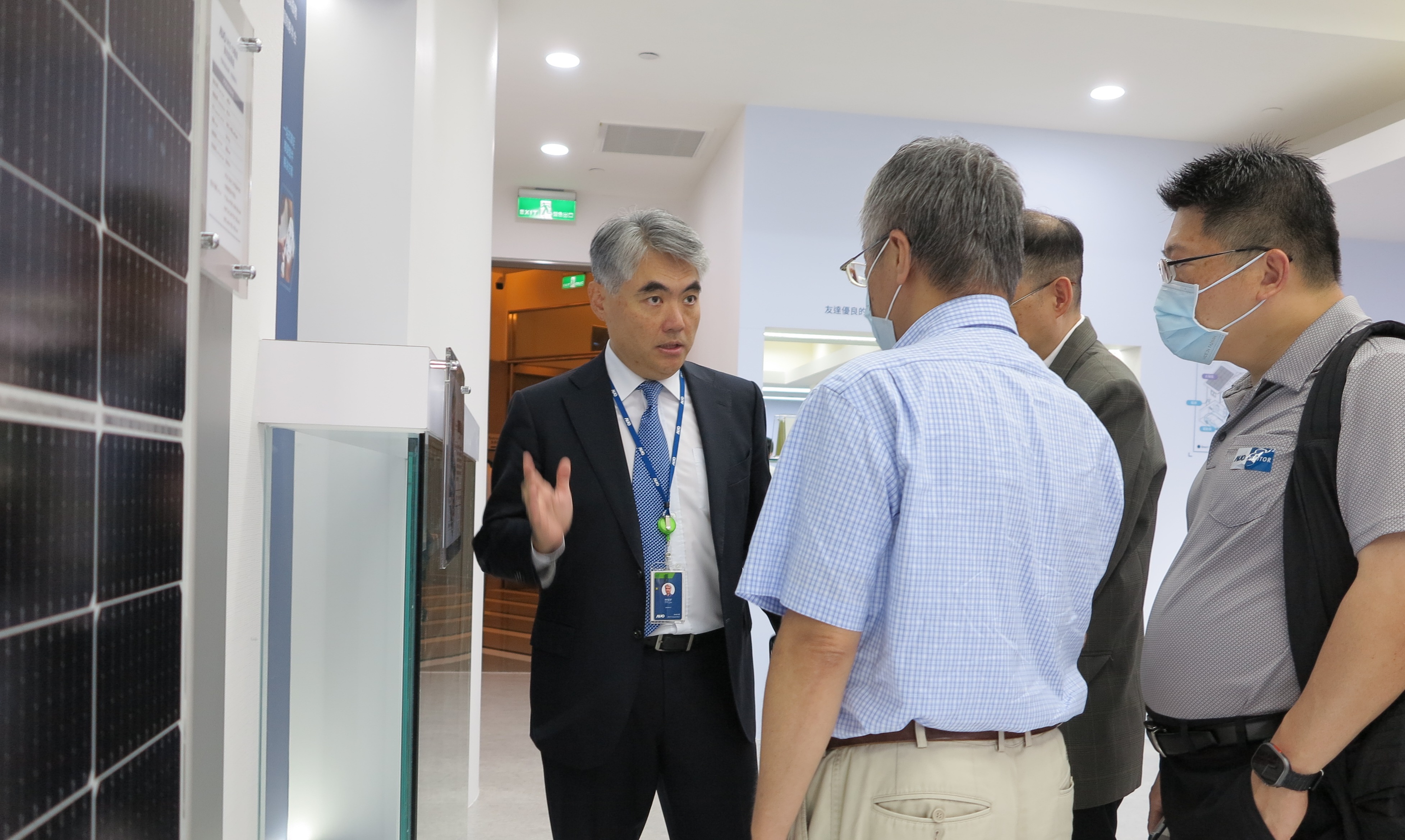 友達光電能源事業群總經理林恬宇分享友達落實太陽能建築一體化目標，協助企業邁向能源轉型的高效能低碳解方。