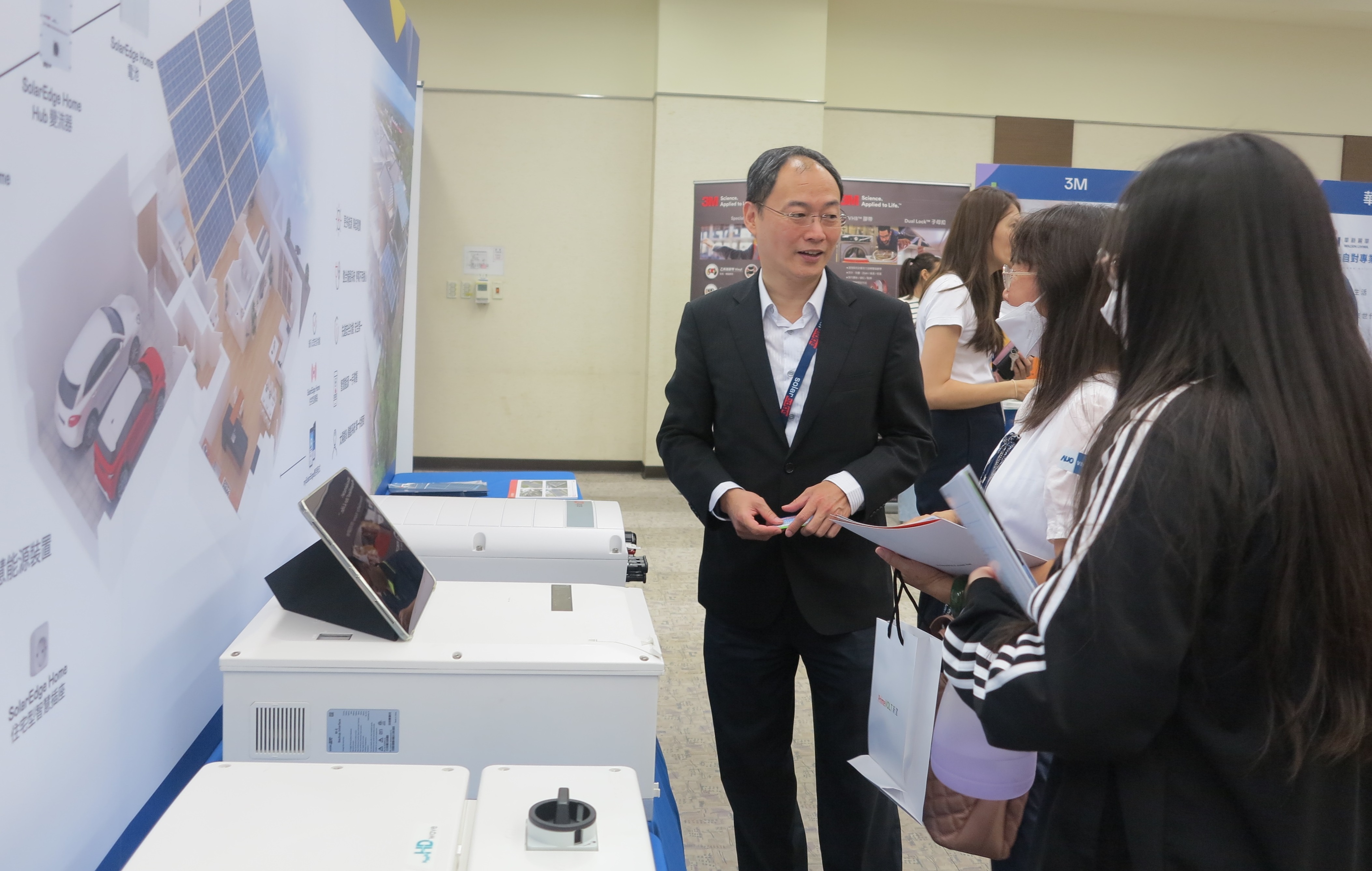 透過研討會產學界緊密交流與分享，提升參與人員借鏡及加深低碳概念，提升綠色能源產業之韌性。